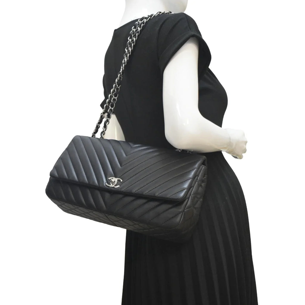 Crossbody Flap Chevron Lambskin Pre-Owned Surpique Medium CHANEL Black Leather Bag