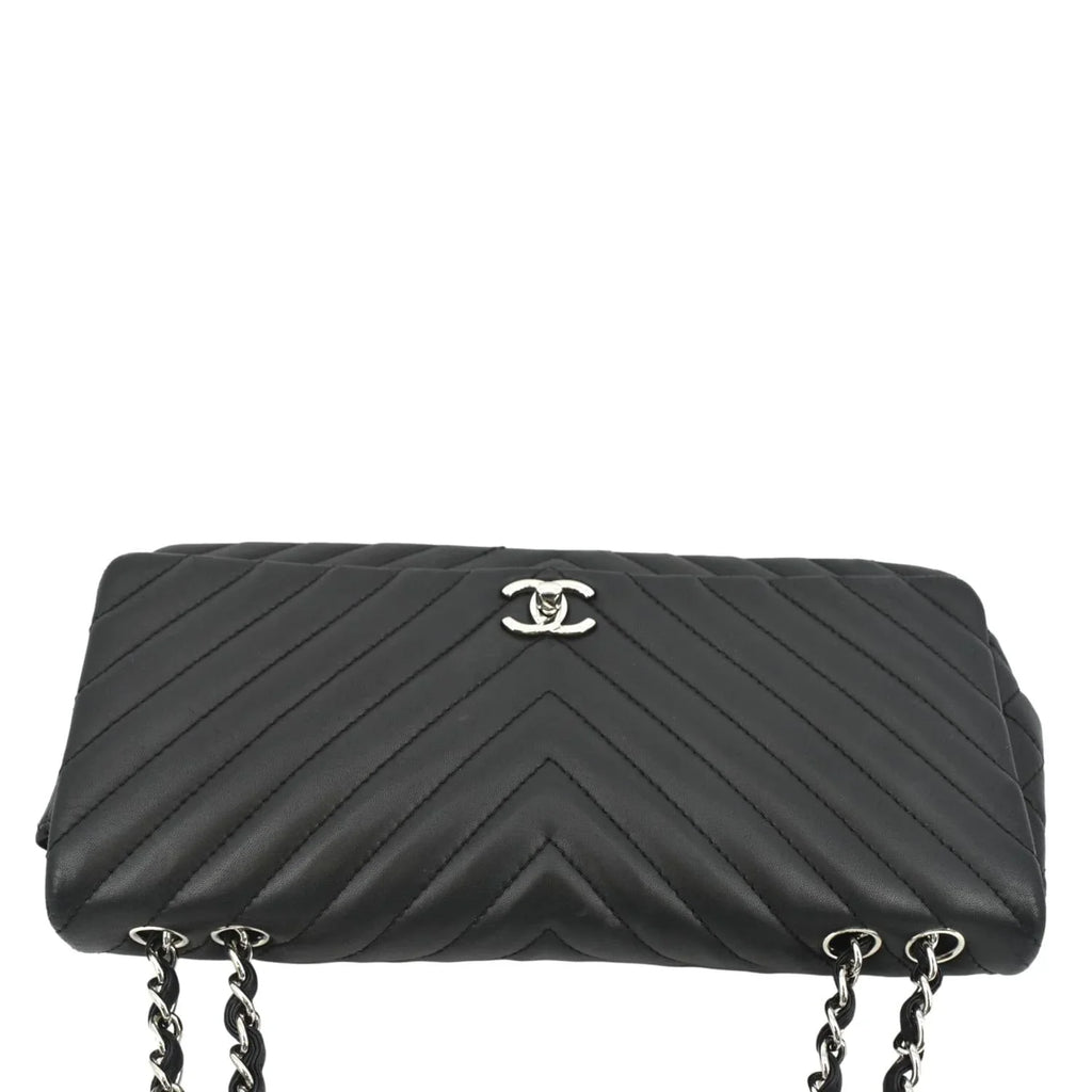 Crossbody Flap Chevron Lambskin Pre-Owned Surpique Medium CHANEL Black Leather Bag